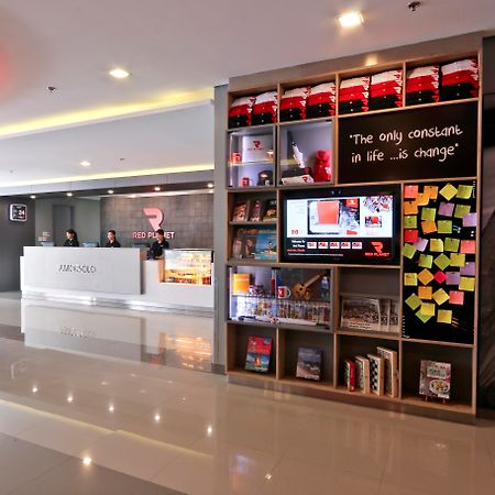Red Planet Makati Amorsolo Макати Экстерьер фото