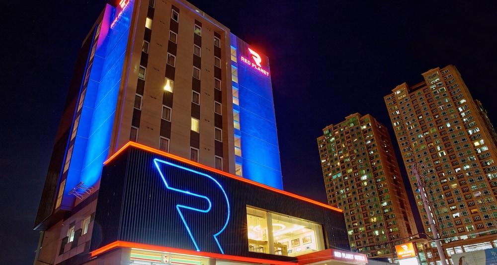 Red Planet Makati Amorsolo Макати Экстерьер фото