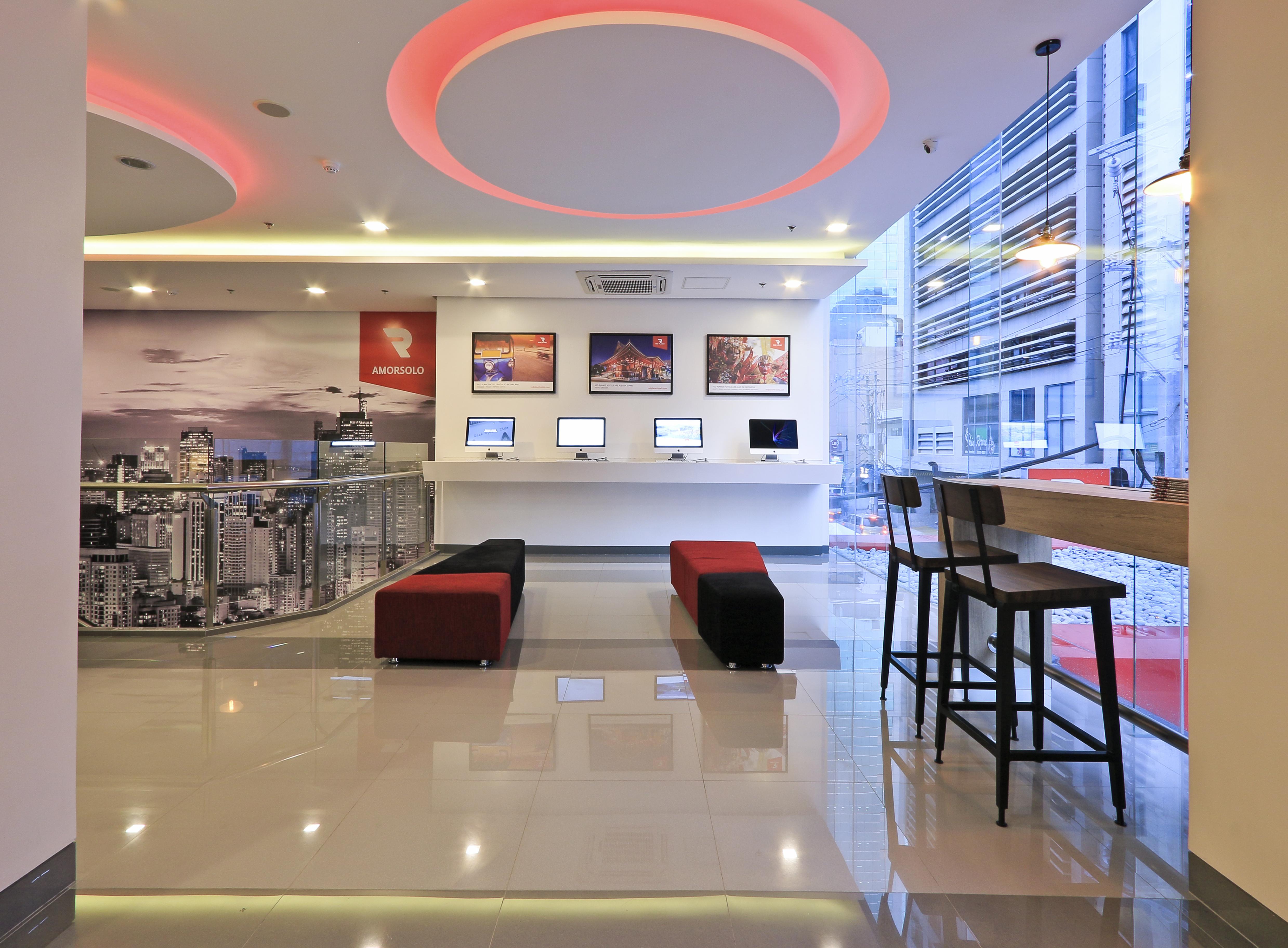 Red Planet Makati Amorsolo Макати Экстерьер фото