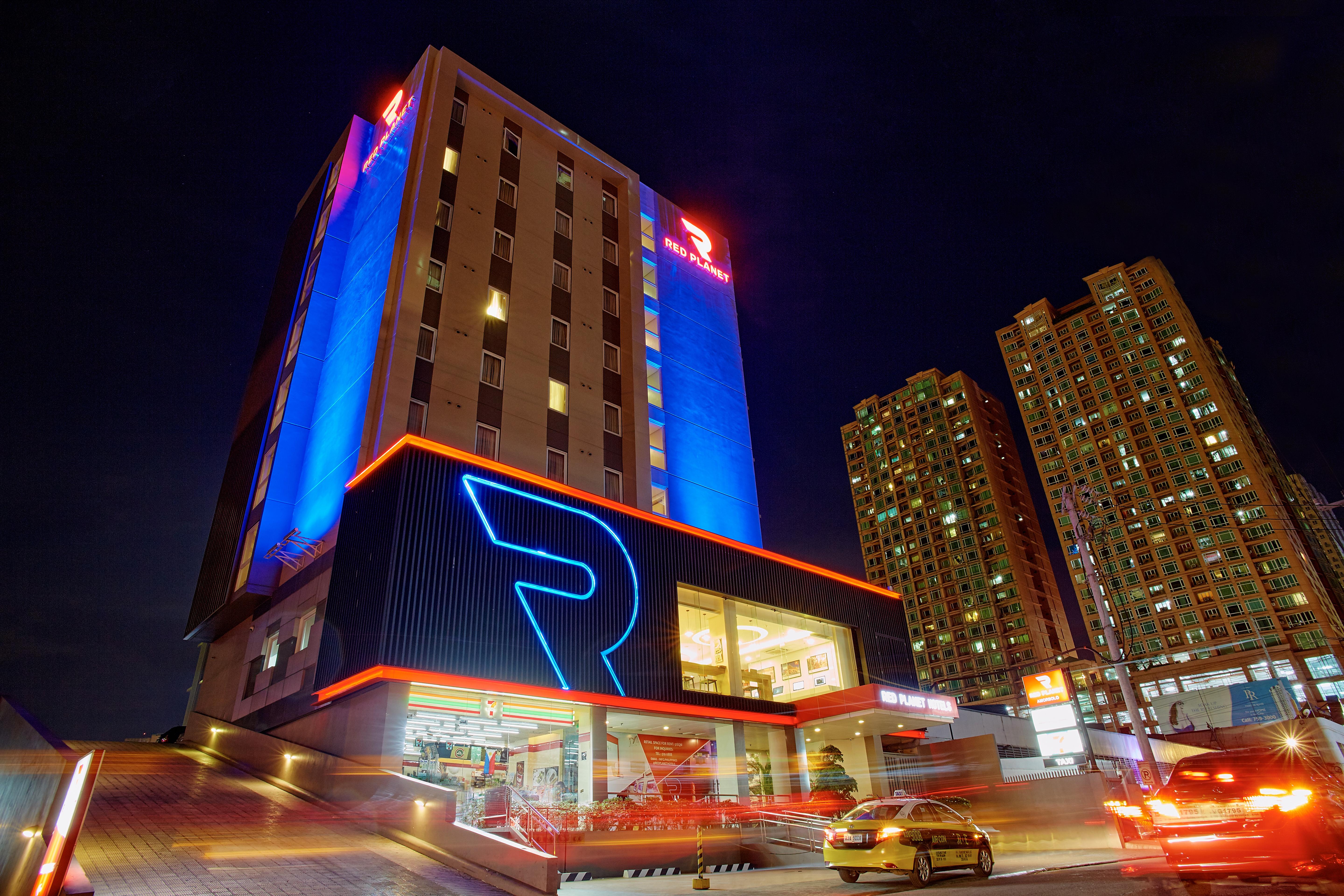 Red Planet Makati Amorsolo Макати Экстерьер фото