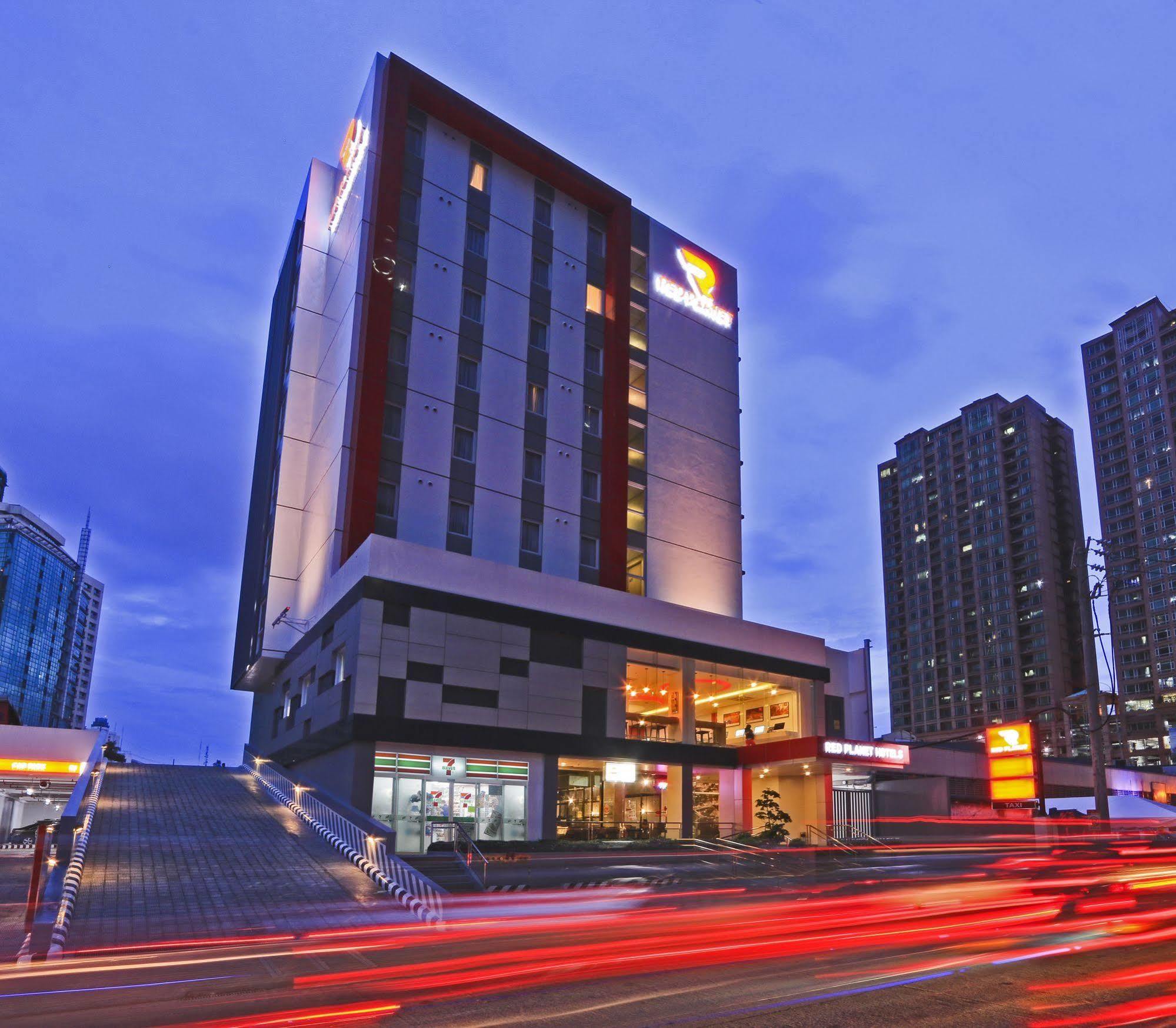 Red Planet Makati Amorsolo Макати Экстерьер фото