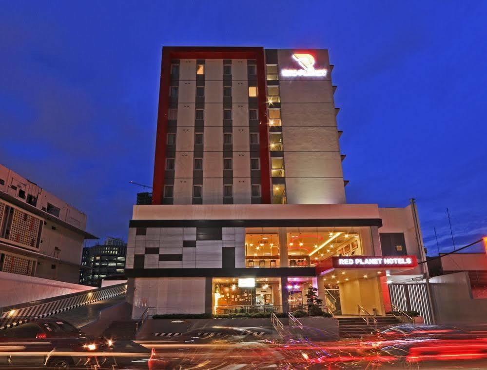 Red Planet Makati Amorsolo Макати Экстерьер фото