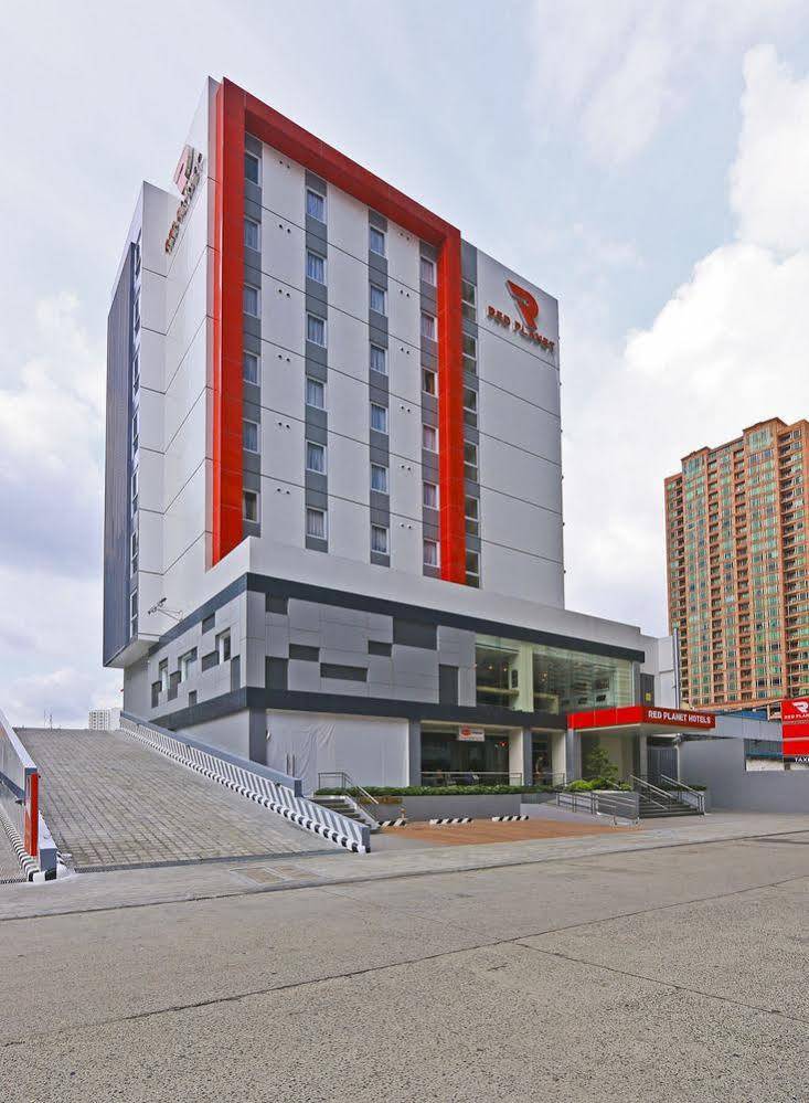 Red Planet Makati Amorsolo Макати Экстерьер фото